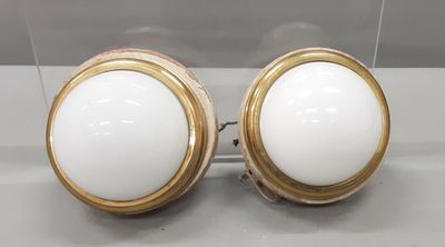 Paire d'appliques en laiton et opaline en demi-sphère reposa…