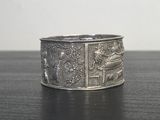 un gros plan d'une bague en argent posée sur une table