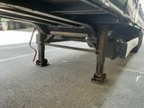 un camion garé sur le côté de la route