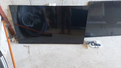 une photo d'un téléviseur noir posé par terre