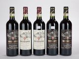 quatre bouteilles de vin sont alignées