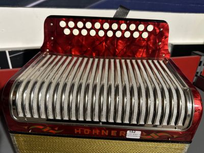 Accordéon d'occasion HOHNER CORSO rouge.