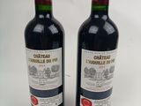 deux bouteilles de vin posées l'une à côté de l'autre sur une table