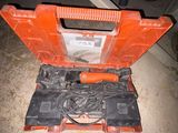 une valise orange ouverte, posée par terre