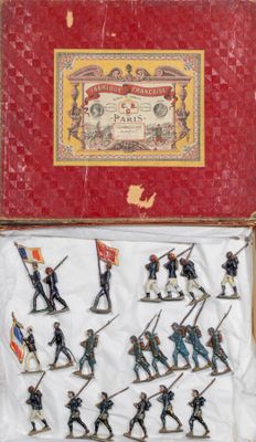 des petits soldats dans une boîte rouge, avec des drapeaux dessus
