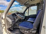 une photo d'un camion dont le siège conducteur est relevé