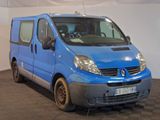 une camionnette bleue garée dans une pièce