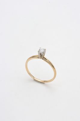 une bague de fiançailles ornée d'une seule pierre au centre