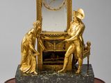 une horloge en or posée sur une table