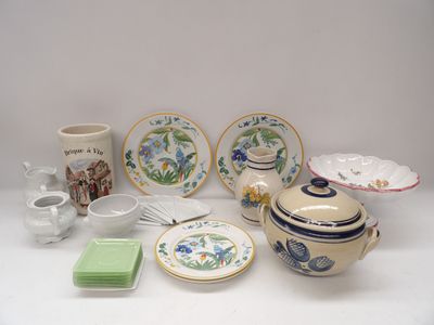 de nombreux types de plats et de tasses sur la table