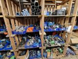 de nombreuses étagères remplies d'objets divers dans une pièce