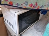un sac posé sur un four grille-pain avec une bouteille de détergent