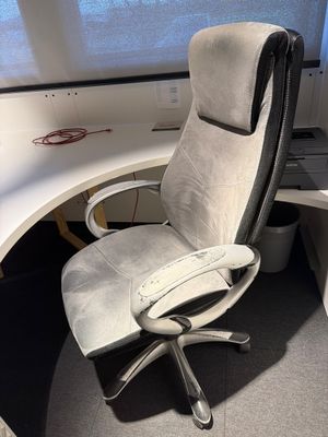 une chaise placée devant un bureau d'ordinateur