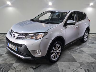 La Toyota RAV argentée est garée dans une pièce dont le sol est à carreaux.