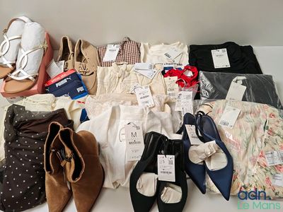 plusieurs paires de chaussures posées sur une table