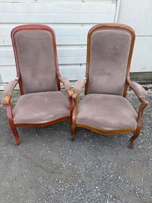 paire de chaises anciennes avec dossier et accoudoirs rembourrés
