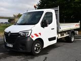 un camion blanc garé sur le parking