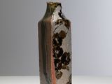 un vase orné d'un motif marron et noir