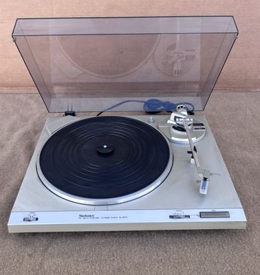 une image représentant une platine sur laquelle est posé un tourne-disque