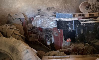 une chambre avec un lit et une valise à l'intérieur