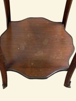 Table de milieu marquetée reposant sur quatre pieds légèreme… (photo 3)