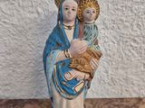 figurine représentant une femme tenant un enfant sur une table en marbre