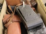 de nombreux bagages dans un carton posé par terre
