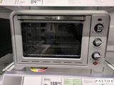 une photo d'un four grille-pain exposé dans un magasin