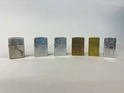 quatre briquets sont alignés sur une surface blanche