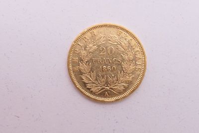 gros plan d'une pièce d'or sur une surface blanche