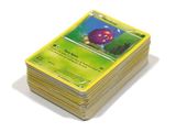 une pile de cartes empilées les unes sur les autres