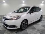 la voiture blanche est garée sur un carrelage à carreaux