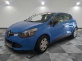 une voiture bleue est garée dans une pièce au sol à carreaux