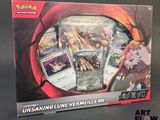une photo d'une boîte de cartes Pokémon posée sur une table
