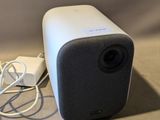une enceinte posée à côté d'un chargeur