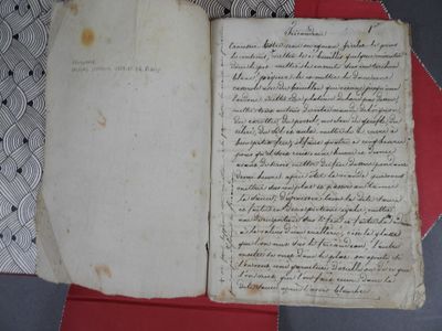 un livre sur lequel on peut lire quelque chose, posé sur une table