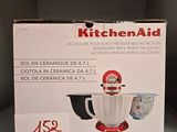 emballage d'un robot de cuisine KitchenAid rouge sur une étagère