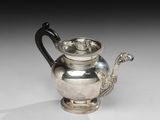 une théière ancienne en argent, munie d'une anse et d'un couvercle