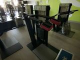 une image d'une salle de sport avec des équipements