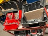 un chariot rouge chargé d'outils dans un garage