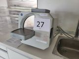 une machine sur laquelle figure un numéro, posée sur le comptoir