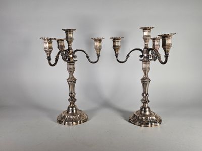 une paire de chandeliers en métal argenté