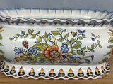 un grand vase blanc orné d'un motif floral