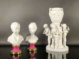 trois figurines assises sur une table