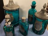 une table bleue sur laquelle sont posées de nombreuses bouteilles