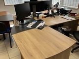 un bureau sur lequel sont posés deux écrans d'ordinateur et un clavier