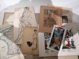 beaucoup de dessins posés sur une table recouverte d'images