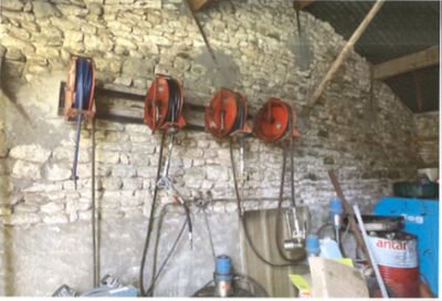 un grand nombre d'outils accrochés au mur
