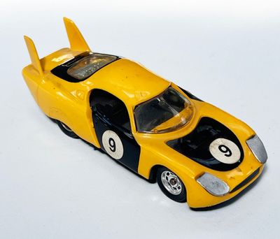 une petite voiture jaune portant le numéro 9
