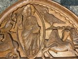 une plaque en bois sur laquelle est représenté un poisson